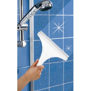 Tergivetro doccia Wenko in plastica bianca in uso su piastrelle blu con gocce d'acqua.