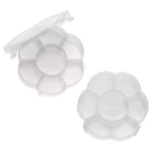 Due scatole assortite Prym Love a forma di fiore in plastica trasparente, ciascuna con 7 scomparti.