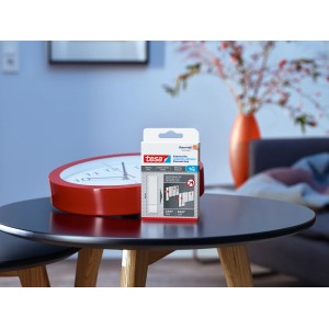 Bandes adhésives Tesa pour papier peint et plâtre, adaptées à la réutilisation des clous adhésifs.