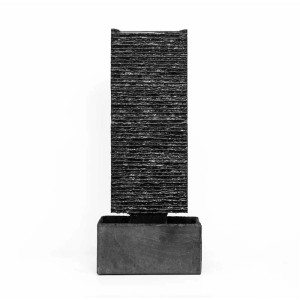 Fontana da interno Climaqua Liv M con parete d'acqua e vasca effetto pietra scura.