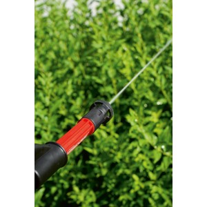 Pulvérisateur à pression Birchmeier Vario Gun en utilisation devant des buissons verts.