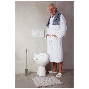 Rehausse WC Ridder Sam blanc avec homme en peignoir. Facilite l'assise et le lever.