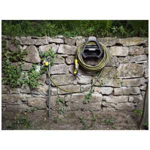 Kärcher Performance Plus tubo da giardino 5/8 pollici, 25 m, avvolto su un supporto a parete.