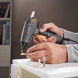 Pistolet à colle chaude Steinel Gluematic 3011 KF en action collant du bois.