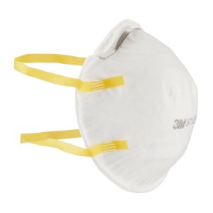 Mascherina antipolvere 3M 8710E FFP1 per levigatura manuale, stabile con cinturini gialli.