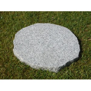Passo giapponese in granito grigio chiaro su erba. Ideale per vialetti e bordure.