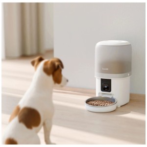 Hombli Smart Pet Feeder bianco 4l con telecamera e ciotola piena, cane in attesa. Per gatti e cani.