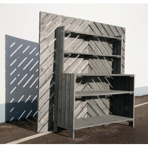 Planches grises brutes de sciage (3 m) comme brise-vue et étagère pour l'extérieur.