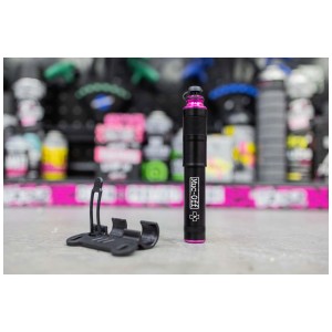 Muc-Off AirMach Mini Fahrradpumpe mit Halterung, kompakt und leicht für unterwegs.