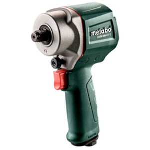 Avvitatore pneumatico Metabo DSSW 500-1/2 C verde-grigio con interruttore rosso. Per bulloni ruota, montaggio e riparazioni.