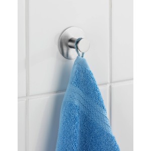 Gancio a muro Wenko Celano in acciaio inox con asciugamano blu su parete bianca.