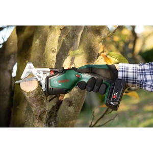 Scie de jardin sans fil Bosch KEO 18 coupant une branche. Élagage avec batterie et protège-main.
