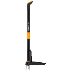 Erbacciaio Fiskars Xact con manico telescopico per rimuovere le erbacce senza affaticare la schiena.