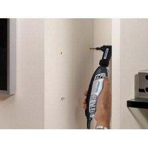Dremel Attacco angolare 575 in uso in un punto difficile da raggiungere.