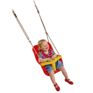 Enfant assis dans un siège bébé Luxe rouge et jaune pour la catégorie balançoires et toboggans.