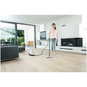 Femme nettoie parquet avec nettoyeur vapeur Kärcher SC 4 EasyFix, 2000 W.