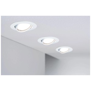 Trois spots encastrables LED blancs Paulmann Base GU10 dans un plafond.