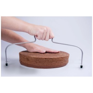 Tortenschneider aus Edelstahl im Einsatz, schneidet einen Kuchen in mehrere Schichten.