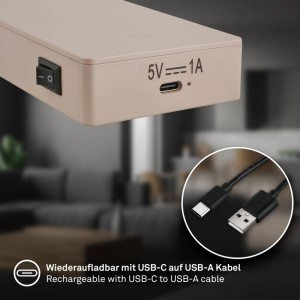 Beige Brilo Akku-LED-Wandleuchte mit USB-C Ladeanschluss und Ein/Aus-Schalter. USB-C auf USB-A Ladekabel.