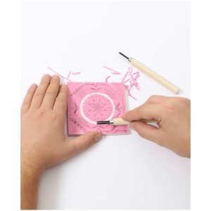 DIY Stempel-Schnitzset in Nutzung: Gummiplatte wird mit Schnitzmesser bearbeitet.
