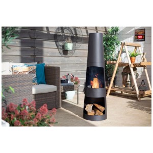 Braséro en acier Buschbeck Skyline avec bois et flammes dans le jardin.