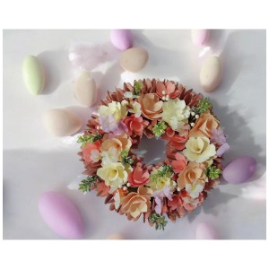 Corona decorativa rosa, Ø 35 cm, con fiori rosa, bianchi e gialli. Decorazione primaverile.