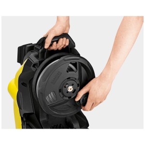 Nettoyeur haute pression Kärcher K 4 Premium Power Control Flex avec enrouleur de flexible en utilisation.