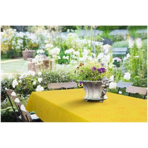 Gelbe D-c-fix Tischdecke Manhattan Palmas (150x250 cm) auf Gartentisch mit Blumen.
