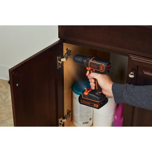 Visseuse sans fil Black+Decker BDCDC18 vissant une armoire.