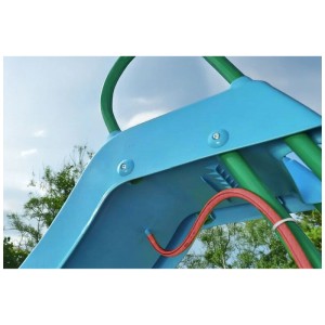 Dettaglio dello scivolo blu Starplast Wavy con attacco per l'acqua.