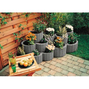 Anneaux de plantation gris empilés petits 35 cm x 20 cm avec des plantes comme stabilisation de pente.