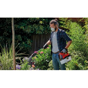 Einhell GE-WS 18/35 Li-Solo irroratrice a batteria utilizzata per la protezione delle piante in giardino.