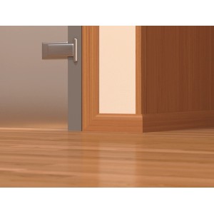 Baguette d'angle en plastique noir (30x30mm) comme finition de sol sur une porte en bois.