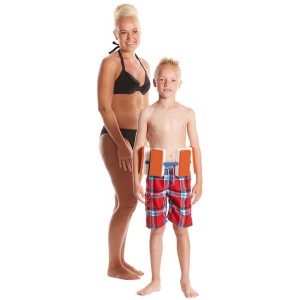 Bambino con ausilio al nuoto Bema (30-60 kg) con 6 galleggianti e cinturino in nylon.