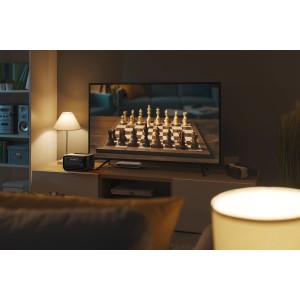 Powerstation Ecoflow River 3 Plus noire (286 Wh) dans salon avec échiquier à la télé.