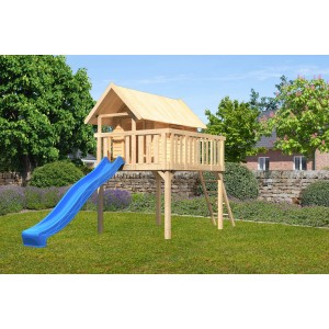 Ensemble cabane sur pilotis Karibu Fidel avec toboggan bleu et échelle dans le jardin.