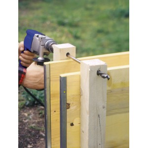 Il trapano per casseforme LUX Comfort da 8 mm fora il legno con un trapano blu.