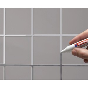 Edding pennarello per fughe grigio in uso: Riparazione delle fughe delle piastrelle in bagno.