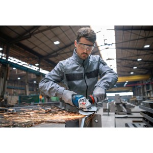 Bosch Professional Akku-Winkelschleifer GWS 18V-15 PSC in Aktion mit Funkenflug.