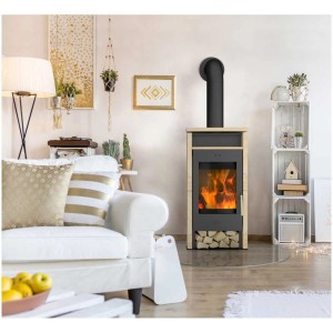 Poêle à bois Fireplace Santiago en grès dans un salon avec des bûches et un feu allumé.