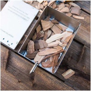 Trucioli di affumicatura Hickory Char-Broil nel contenitore, accessori barbecue per un intenso sapore affumicato.