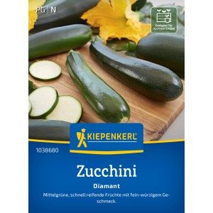 Kiepenkerl Courgette Diamant F1-Hybride : Courgettes vert foncé et tranches de courgettes sur planche en bois.