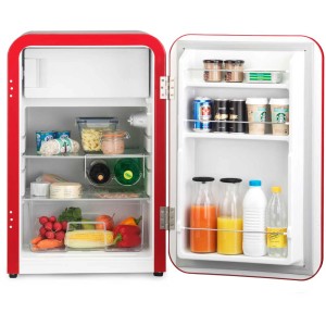 Frigorifero rosso Trisa Frescolino Classic (107 l) con porta aperta e alimenti.