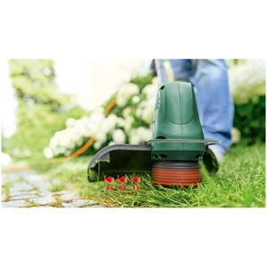 Coupe-bordures Bosch EasyGrassCut 23 en action, coupant l'herbe avec précision.