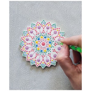 Set Aladine Dot Painting: Mandala con punti colorati creato con strumento del set da 10 pezzi.