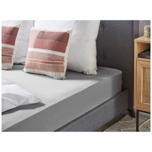 Lenzuolo con angoli Beliani Hofuf in cotone grigio chiaro, 90x200 cm, su un letto.