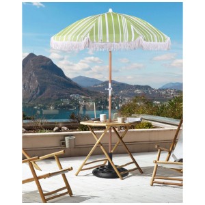 Beliani Sonnenschirm Mondello, grün/weiß gestreift mit Fransen, Ø 150 cm, auf Terrasse.