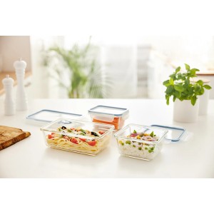 Contenitore in vetro Rotho Clic & Lock, 0,5 l, blu orizzonte, pieno di cibo. Contenitore per frigo e forno.