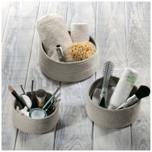 Paniers de rangement Spirella Tobago, coton naturel, différentes tailles avec articles de bain et cosmétiques.