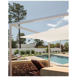 Voile d'ombrage Lukka blanc crème (300x300x300 cm) au-dessus de la piscine et de l'espace détente pour une protection solaire optimale.